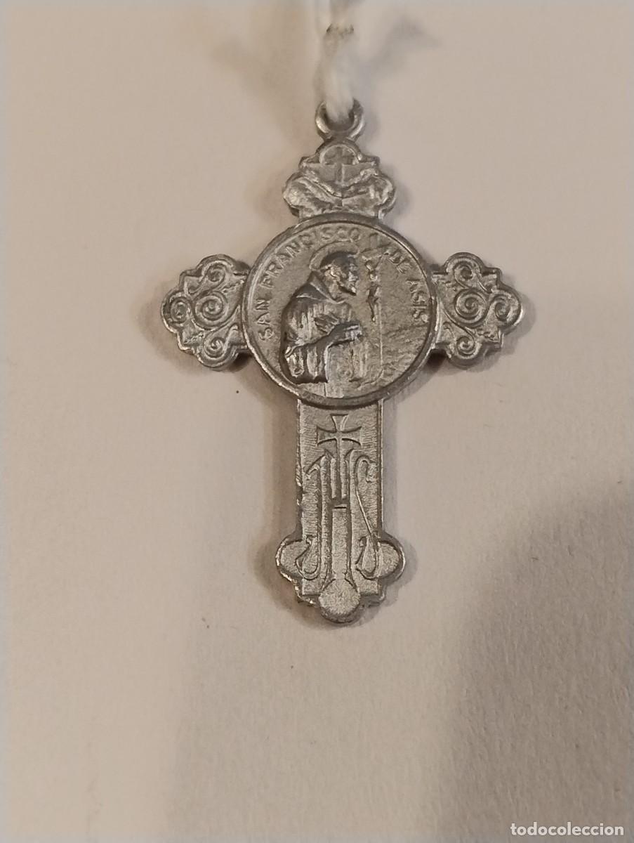 Antig&uuml;edades: Antigua medalla en forma de Cruz con imagen de San Francisco de Asis. 3 x 2,50 cm