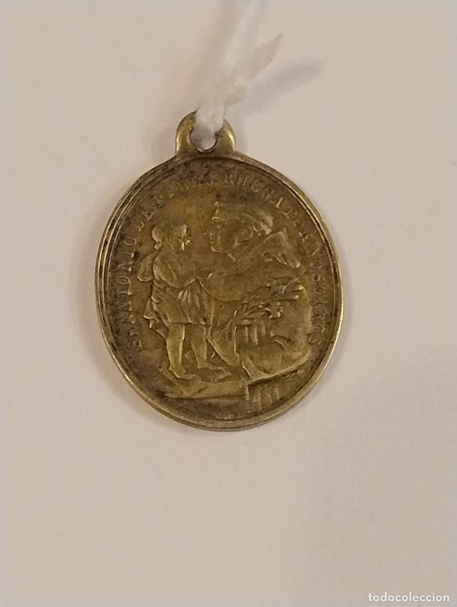 Antig&uuml;edades: Antigua medalla del Santo &Aacute;ngel y San Antonio. Unos 2 cm