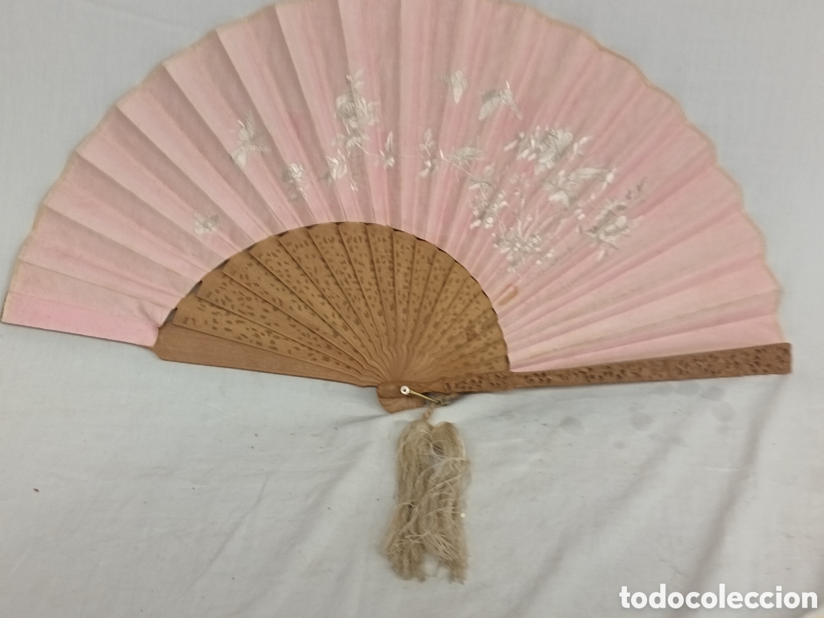 Antig&uuml;edades: ABANICO CHINO ANTIGUO , MADERA TALLADA DE SANDALO Y SEDA BORDADA, RARO DISE&Ntilde;O DESIGUAL