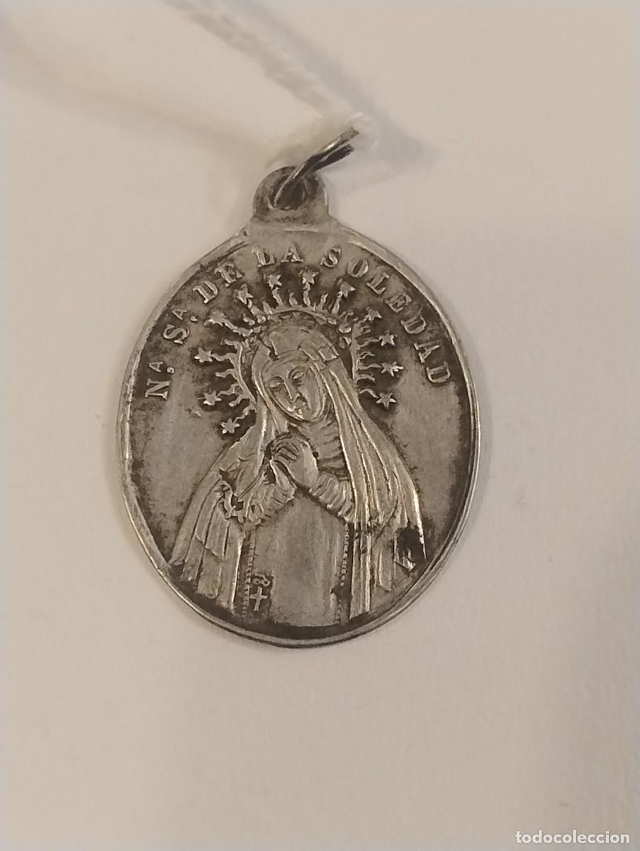Antig&uuml;edades: Antigua medalla de Nuestra Se&ntilde;ora de la Soledad. Unos 2 cm