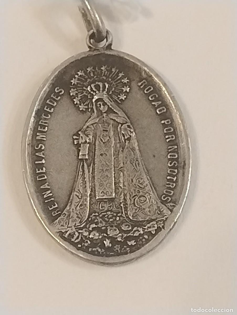 Antig&uuml;edades: Antigua medalla Virgen Reina de las Mercedes. Escudo San Pedro Nolasco. Unos 2 cm