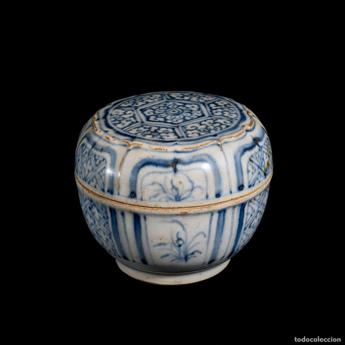 Antiguidades: Caja con Tapa Azul y Blanca Floral, Vietnam, Dinast&iacute;a L&ecirc; Posterior, Siglos XV-XVI
