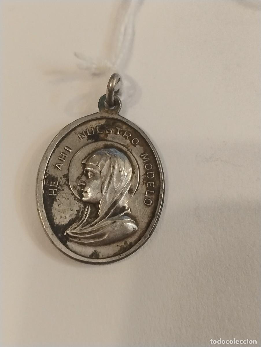 Antig&uuml;edades: Antigua medalla con el relieve la Virgen y el &Aacute;ngel de la Guarda. 2,50 x 2 cm