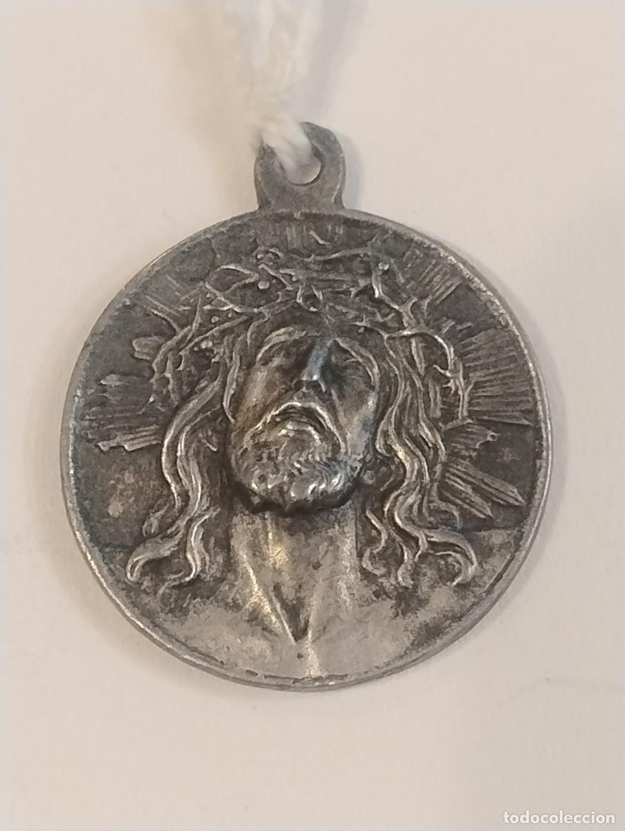 Antig&uuml;edades: Antigua medalla con el relieve del Santo Cristo de Limpias. 2,50 cm de di&aacute;metro.