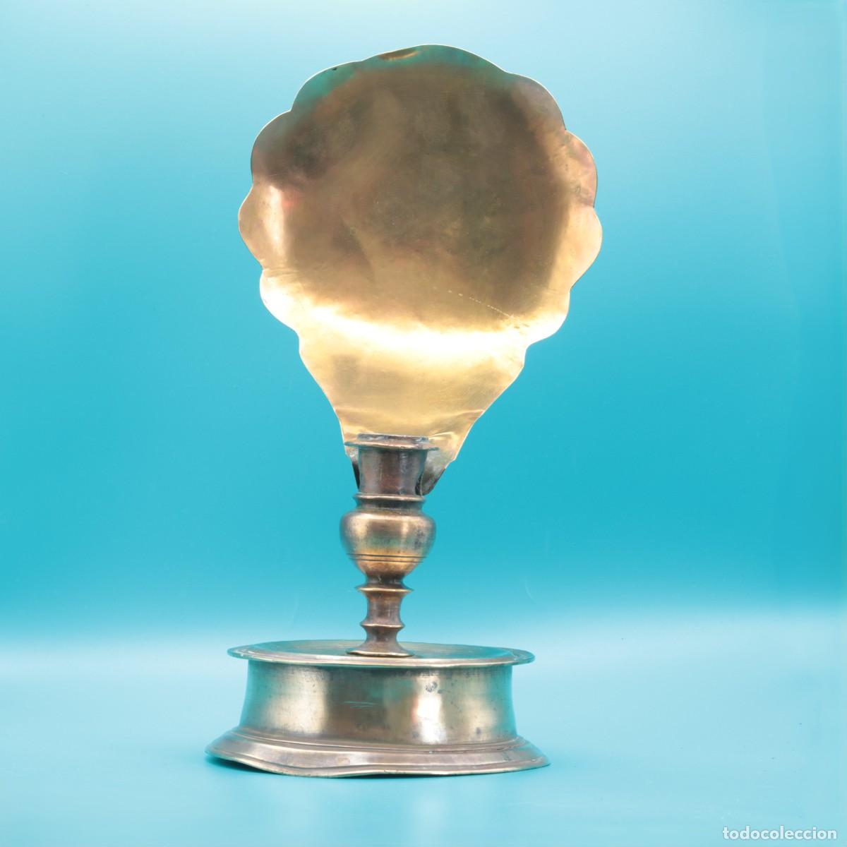 Antig&uuml;edades: Candelero espa&ntilde;ol antiguo con reflector de concha &middot; Siglos XVII-XVIII