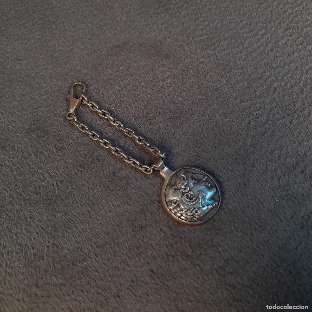 Antig&uuml;edades: M-2319. MEDALLA CON CADENA CONMEMORATIVA DE ALEJANDRO MAGNO. PLATA DE LEY 925. MEDIADOS DEL SIGLO XX