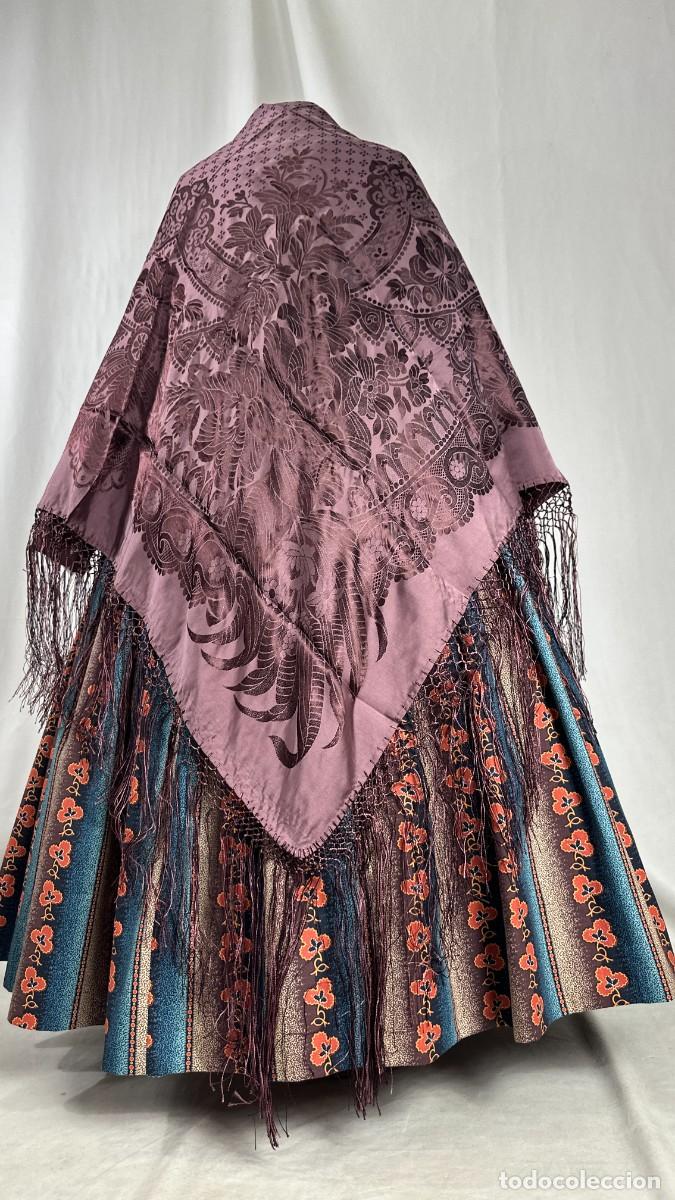 Antig&uuml;edades: Mant&oacute;n adamascado color berenjena