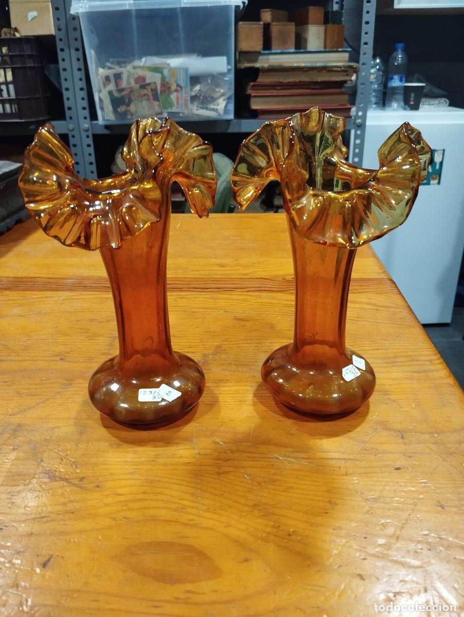 Antig&uuml;edades: DOS 2 JARRONES FLOREROS EN CRISTAL COLOR NARANJA AMARILLENTO.