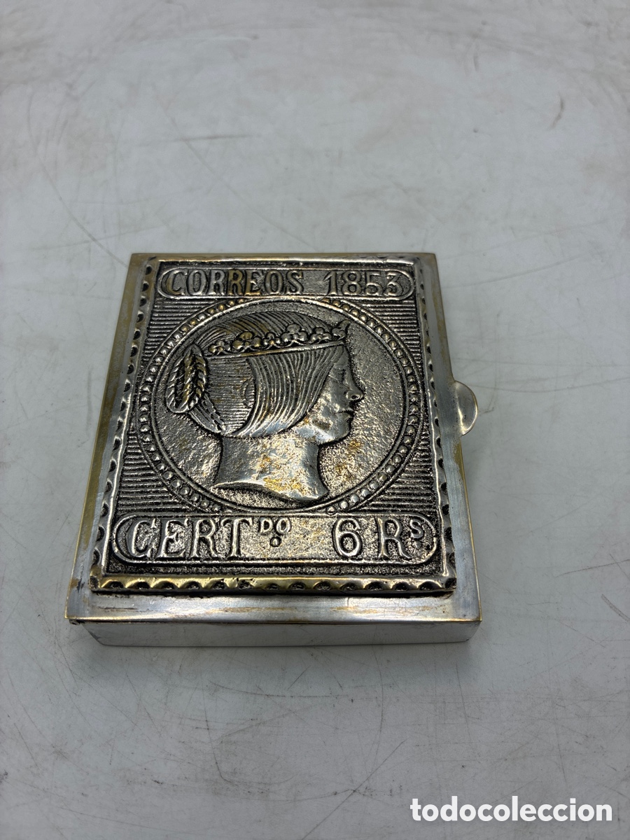 Antig&uuml;edades: Caja pitillera con placa de sello de correos conmemorativa.