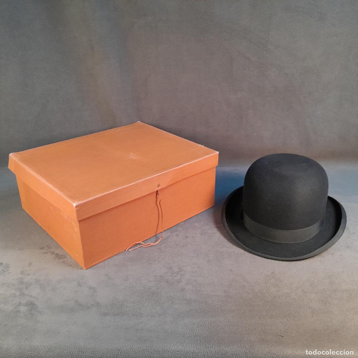 Antig&uuml;edades: S-428. SOMBRERO DE COPA R&Iacute;GIDA O TIPO BOWL (BOWL HAT / BOMBIN) CON SU CAJA ORIGINAL. SIGLO XX