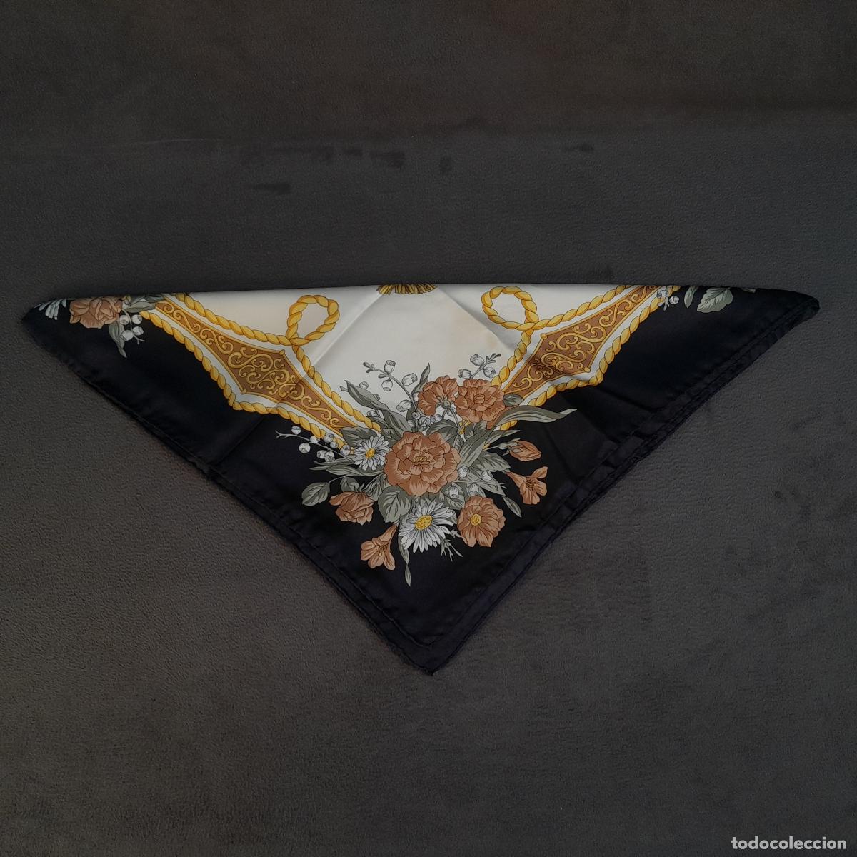 Antig&uuml;edades: VE-294. PA&Ntilde;UELO DE SEDA CON MOTIVOS FLORALES Y PASAMANER&Iacute;A DORADA. TESSA DE BAVIERA . CA 1980.