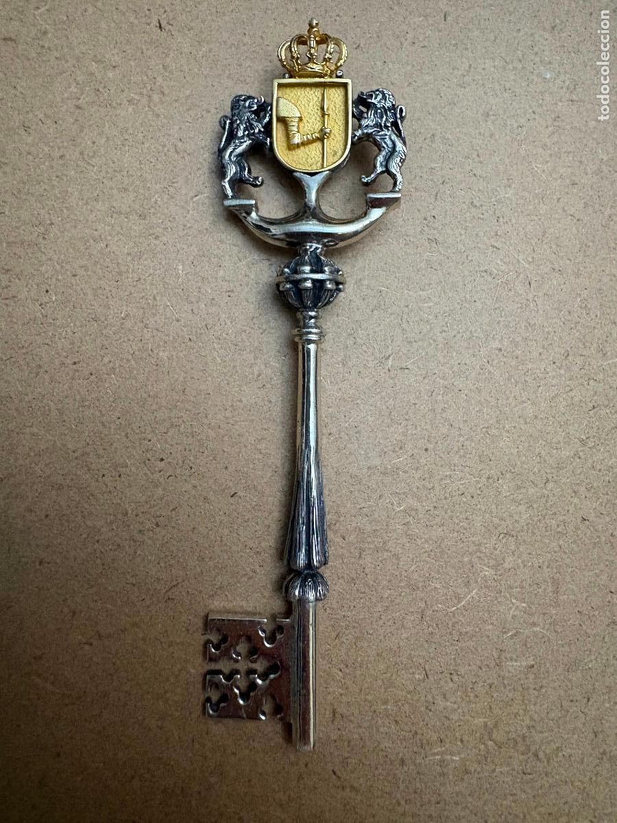 Antig&uuml;edades: Llave de plata con escudo her&aacute;ldico