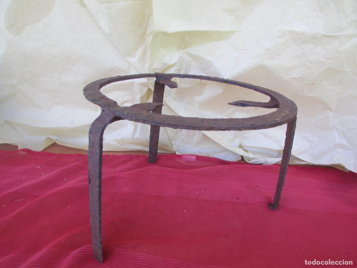 Antig&uuml;edades: Tr&eacute;bede , estr&eacute;bede o tres pies hierro forjado antiguo. Decoraci&oacute;n r&uacute;stica