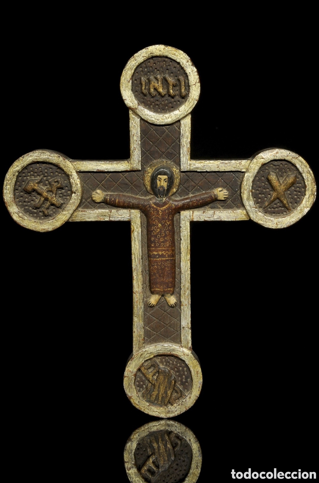 Antig&uuml;edades: Cruz de madera tallada &rdquo;Cristo crucificado&rdquo;, s.XX