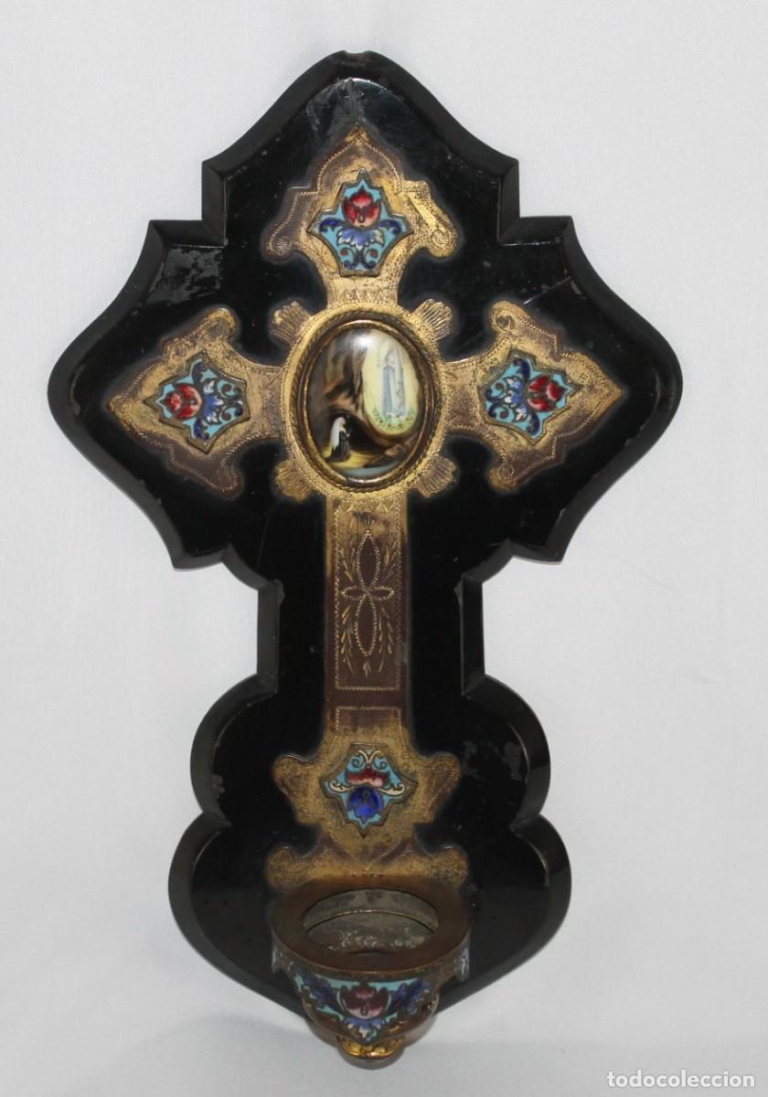 Antig&uuml;edades: Antigua benditera con esmaltes champlev&eacute; y medall&oacute;n de la Virgen.