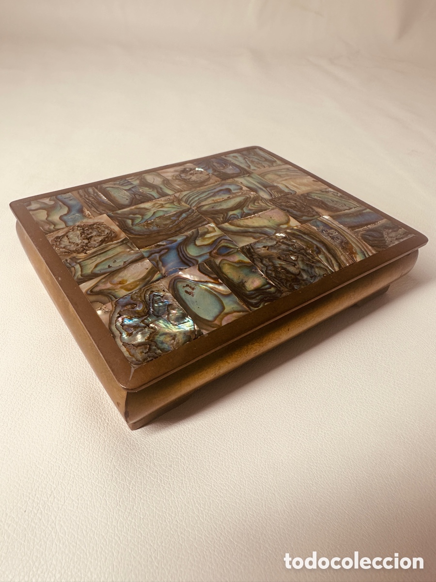 Antig&uuml;edades: Caja de bronce con decoraciones en n&aacute;car. A&ntilde;os 80