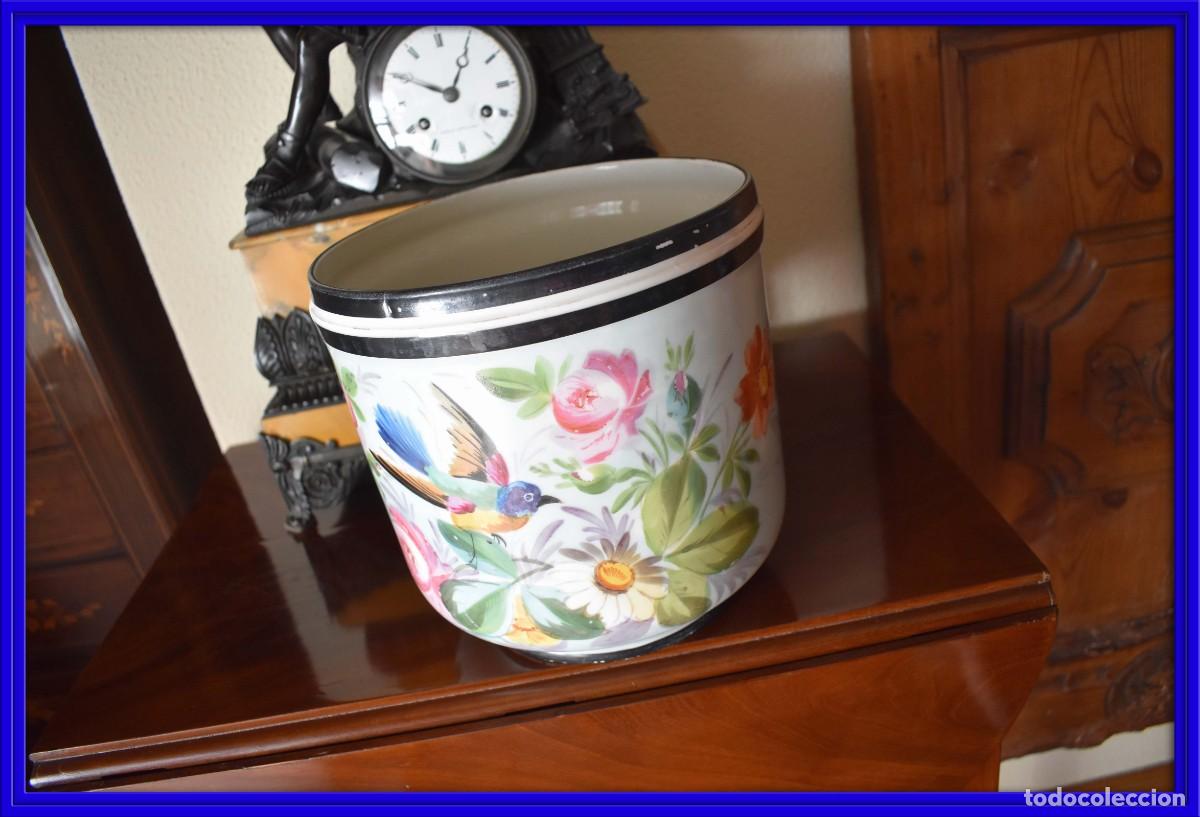 Antig&uuml;edades: MACETERO DE PORCELANA DECORADO A MANO - Foto 1