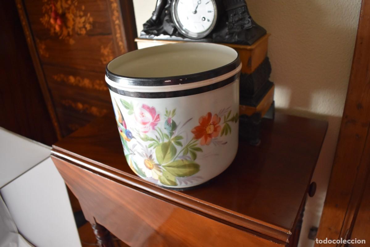 Antig&uuml;edades: MACETERO DE PORCELANA DECORADO A MANO - Foto 2