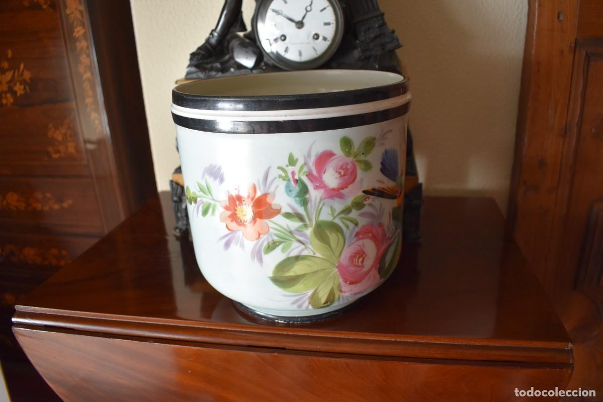 Antig&uuml;edades: MACETERO DE PORCELANA DECORADO A MANO - Foto 3