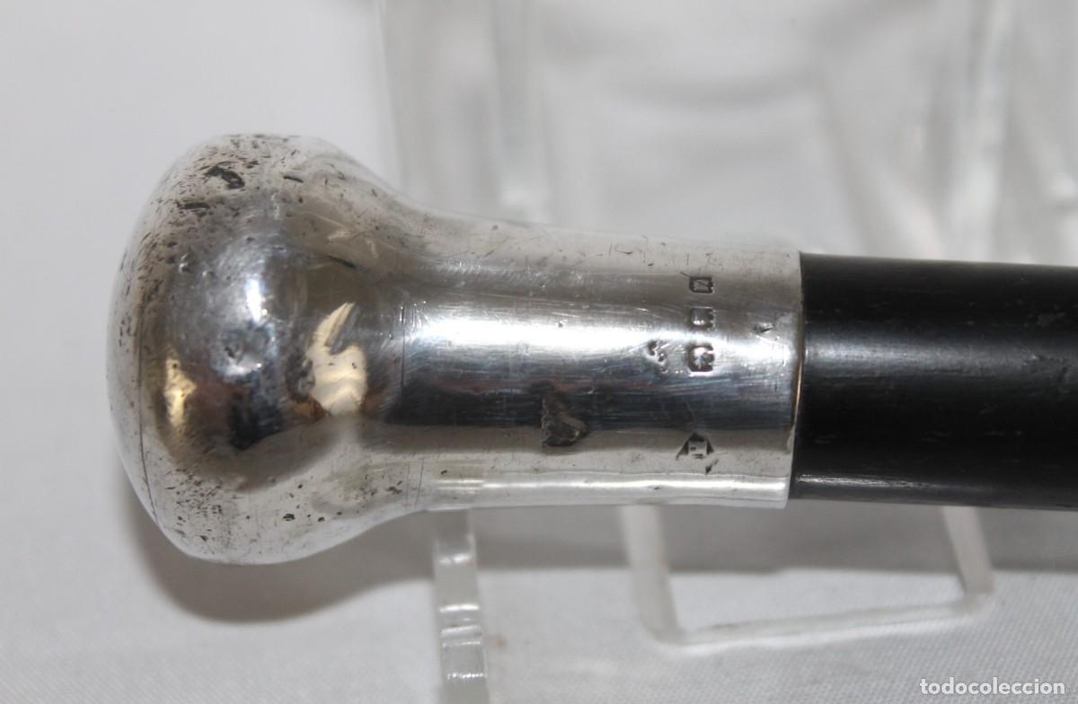 Antig&uuml;edades: Bast&oacute;n de caballero con empu&ntilde;adura de plata inglesa punzonada. 85 cm