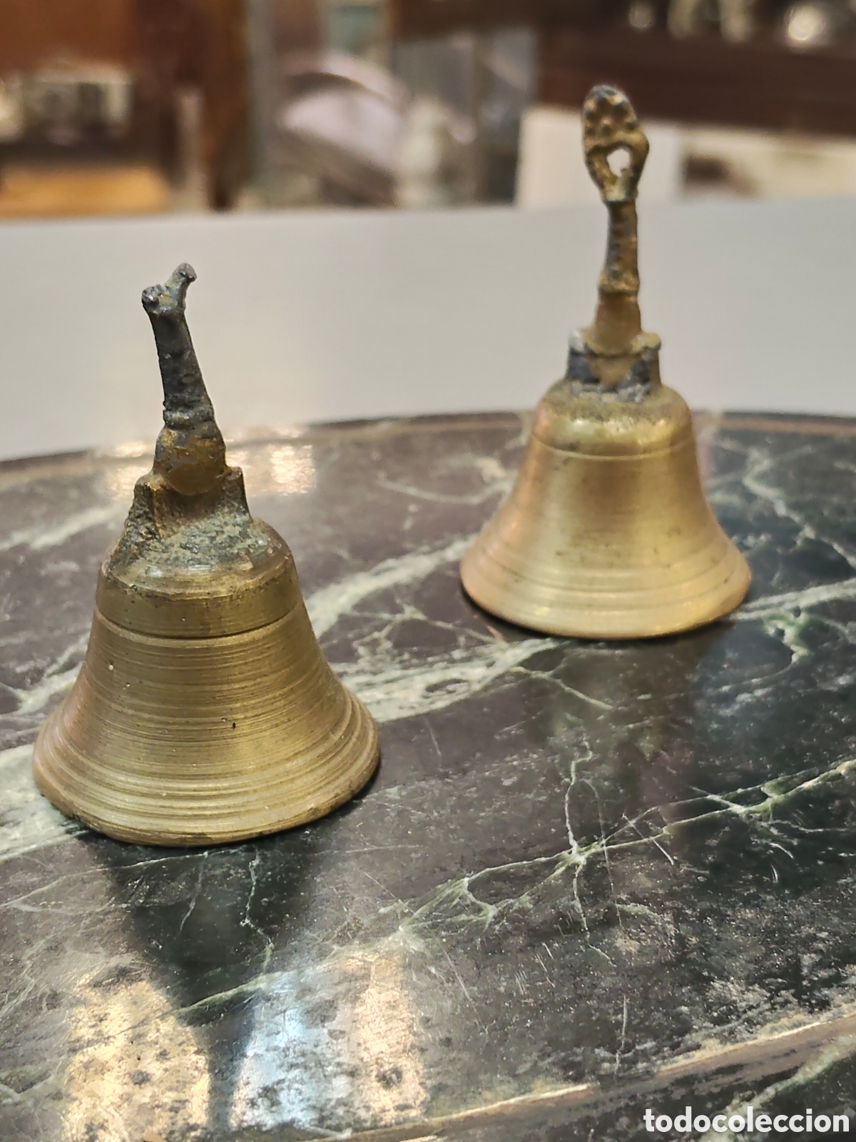 Antig&uuml;edades: Lote dos campanillas de bronce
