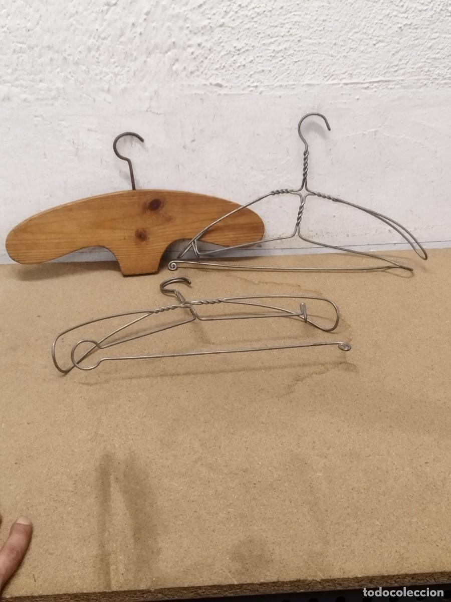 Antig&uuml;edades: 3 antiguas perchas para ropa, armario.