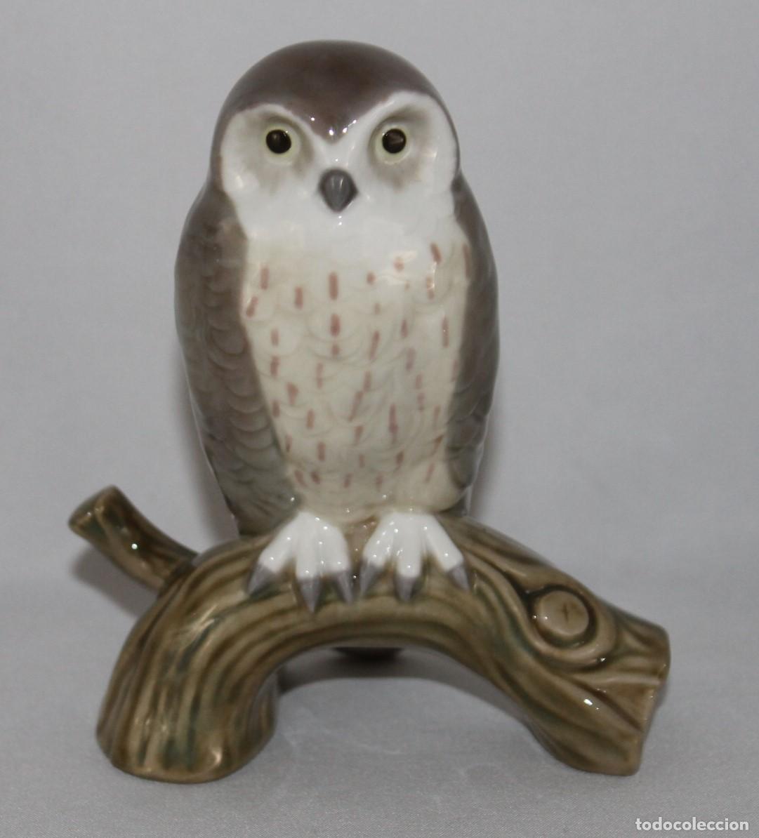 Antig&uuml;edades: B&uacute;ho de porcelana Lladr&oacute; sobre rama n&ordm; 5422.