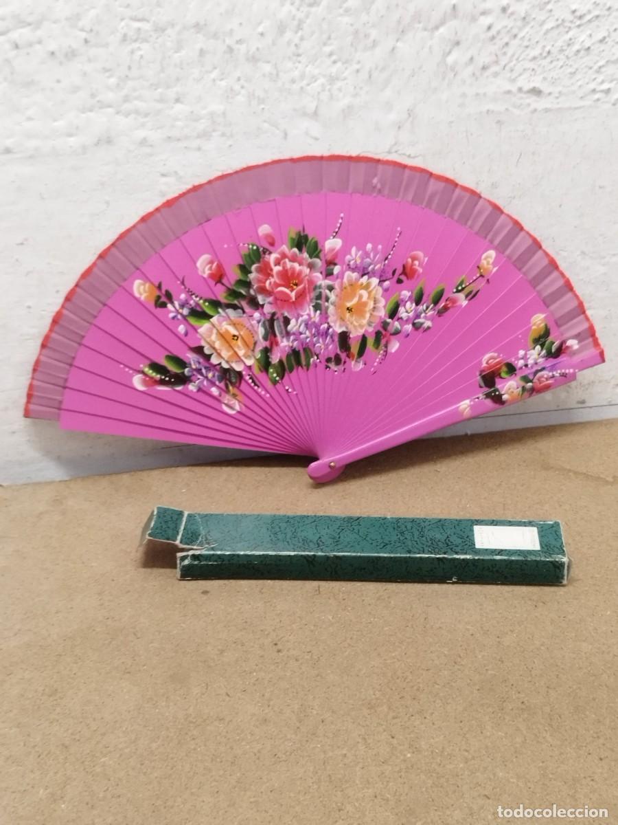 Antig&uuml;edades: Antiguo abanico de madera pintado a mano. Color rosa con motivos florales. En su caja.