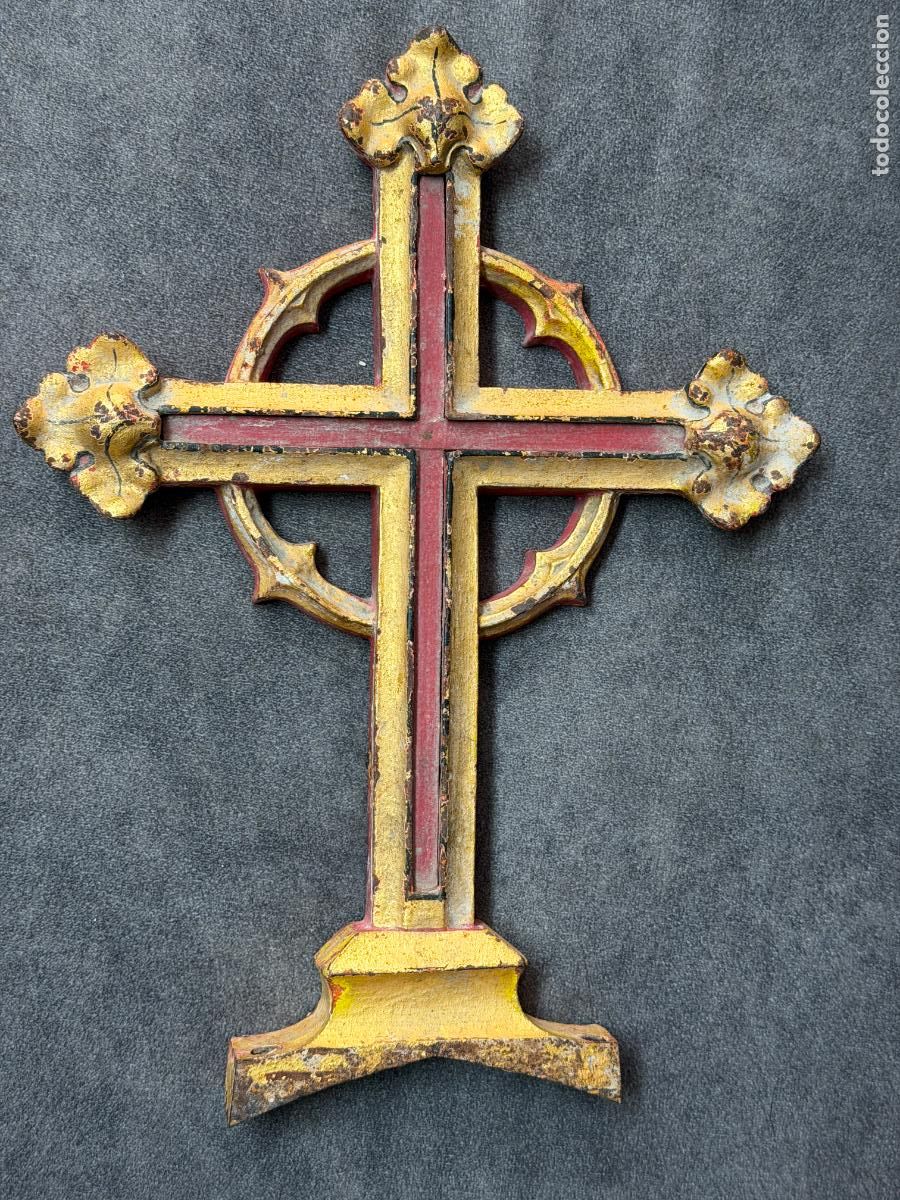 Antig&uuml;edades: Cruz de altar o devocional espa&ntilde;ola en madera e hierro con policrom&iacute;a , S. XVIII/XIX