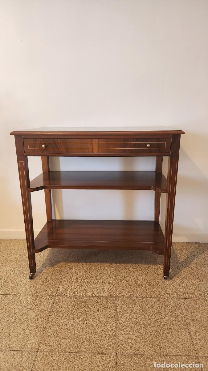 Antig&uuml;edades: Mesa Auxiliar Cl&aacute;sica de Colecci&oacute;n