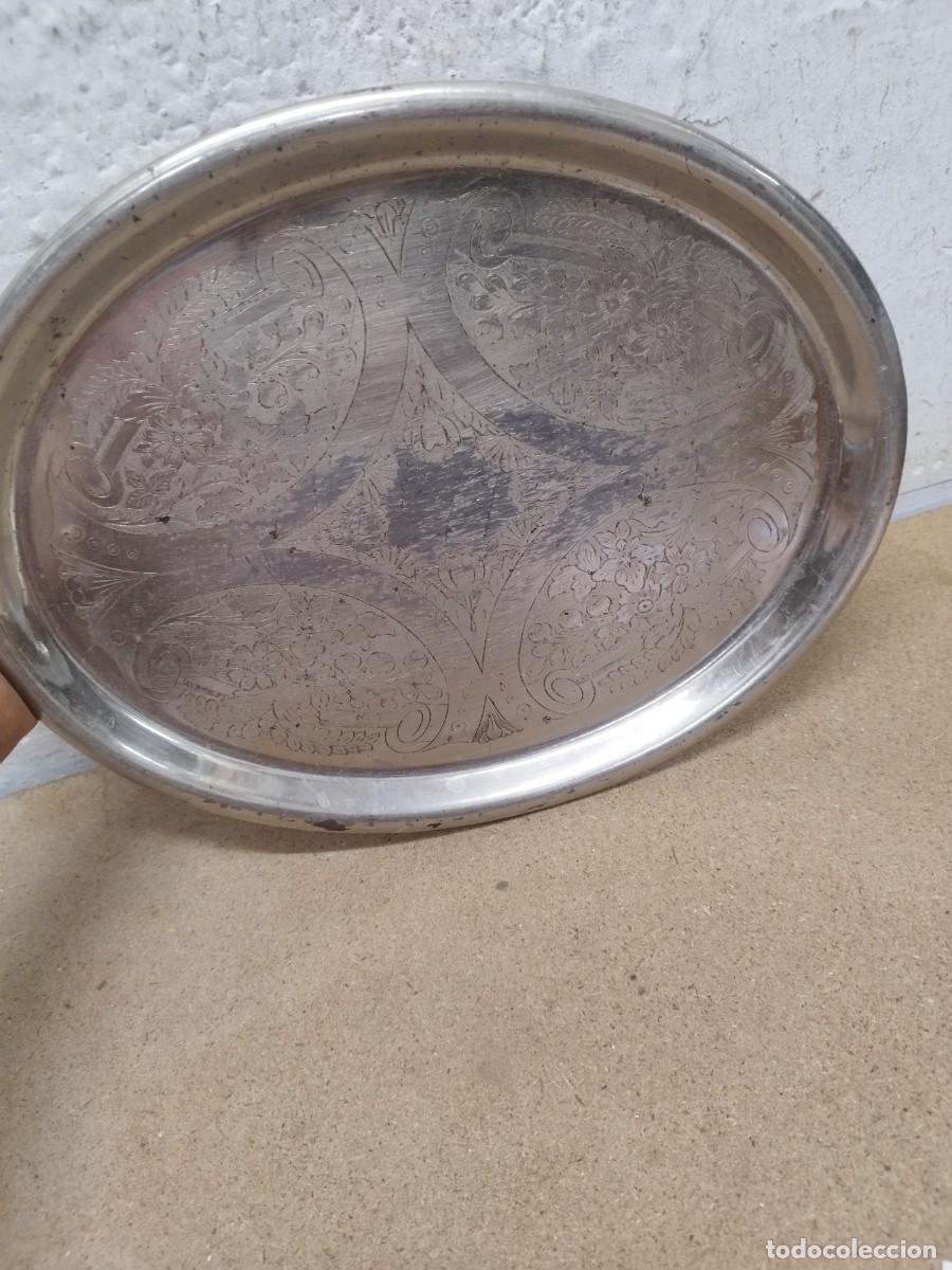 Antig&uuml;edades: Antigua bandeja de metal plateado, trabajado de mediados sg. XX. Marcada inglesa.
