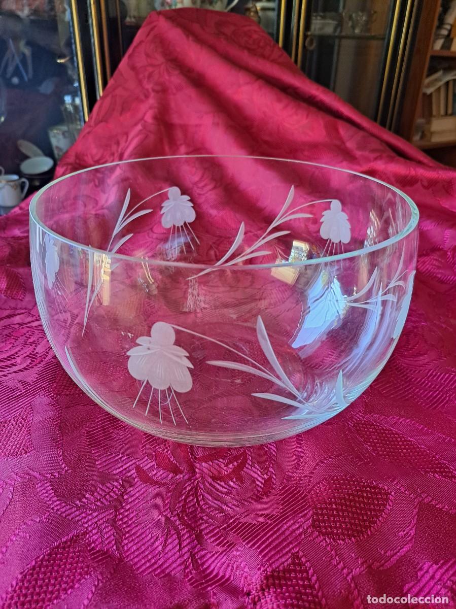 Antig&uuml;edades: Precioso bol ensaladera de cristal dise&ntilde;o floral esmerilado.