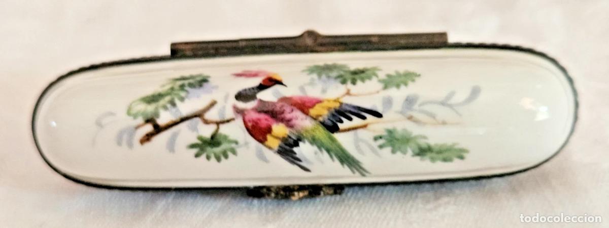 Antig&uuml;edades: BOITE PILULES EN PORCELAINE MOTIF OISEAU FLORAL PAYSAGE COURONNE L 8 CM