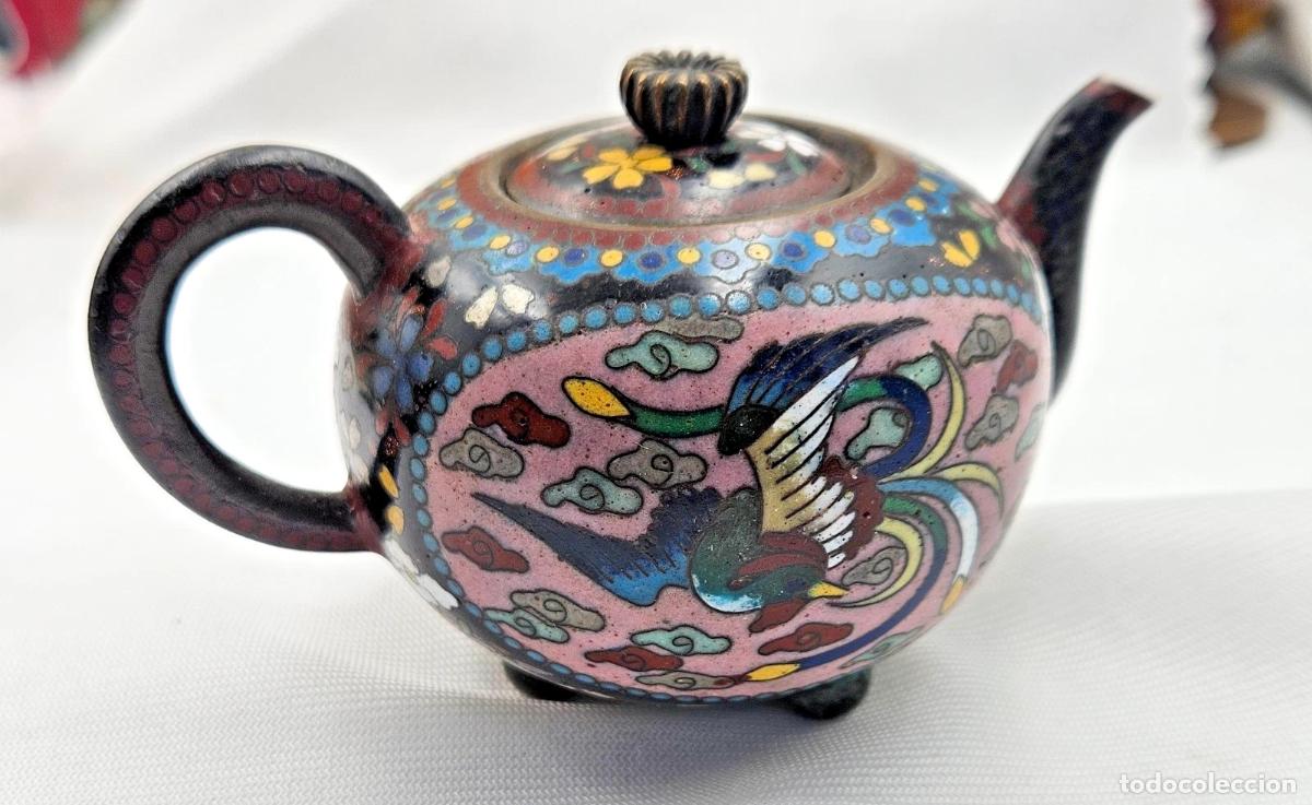 Antig&uuml;edades: XIX SIECLE THEIERE EN BRONZE CLOISONNE MOTIF OISEAU PAPILLON FLEURS EPOQUE MEIJI