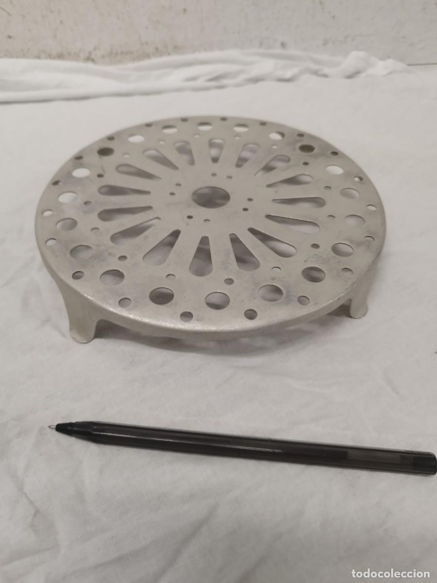 Antig&uuml;edades: Antiguo salvamanteles vintage de aluminio de dise&ntilde;o circular con perforaciones troqueladas y patas.