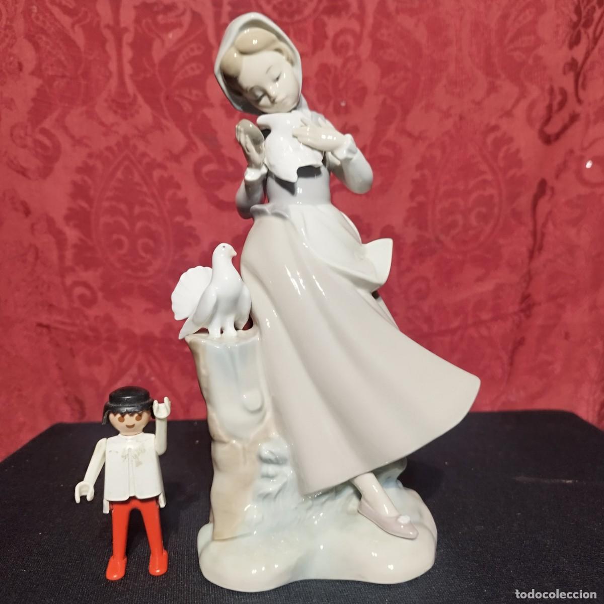 Antig&uuml;edades: FIGURA PORCELANA LLADRO - NI&Ntilde;A CON PALOMAS - DISE&Ntilde;O DE SALVADOR FURIO - DESCATALOGADA -