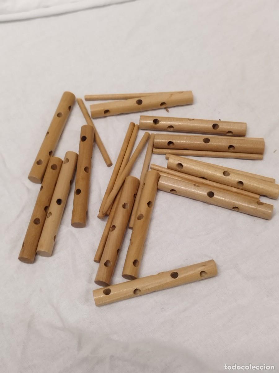 Antig&uuml;edades: Juego de tubos de madera agujereados, con peque&ntilde;os palos. Tensores de cuerda? A identificar.