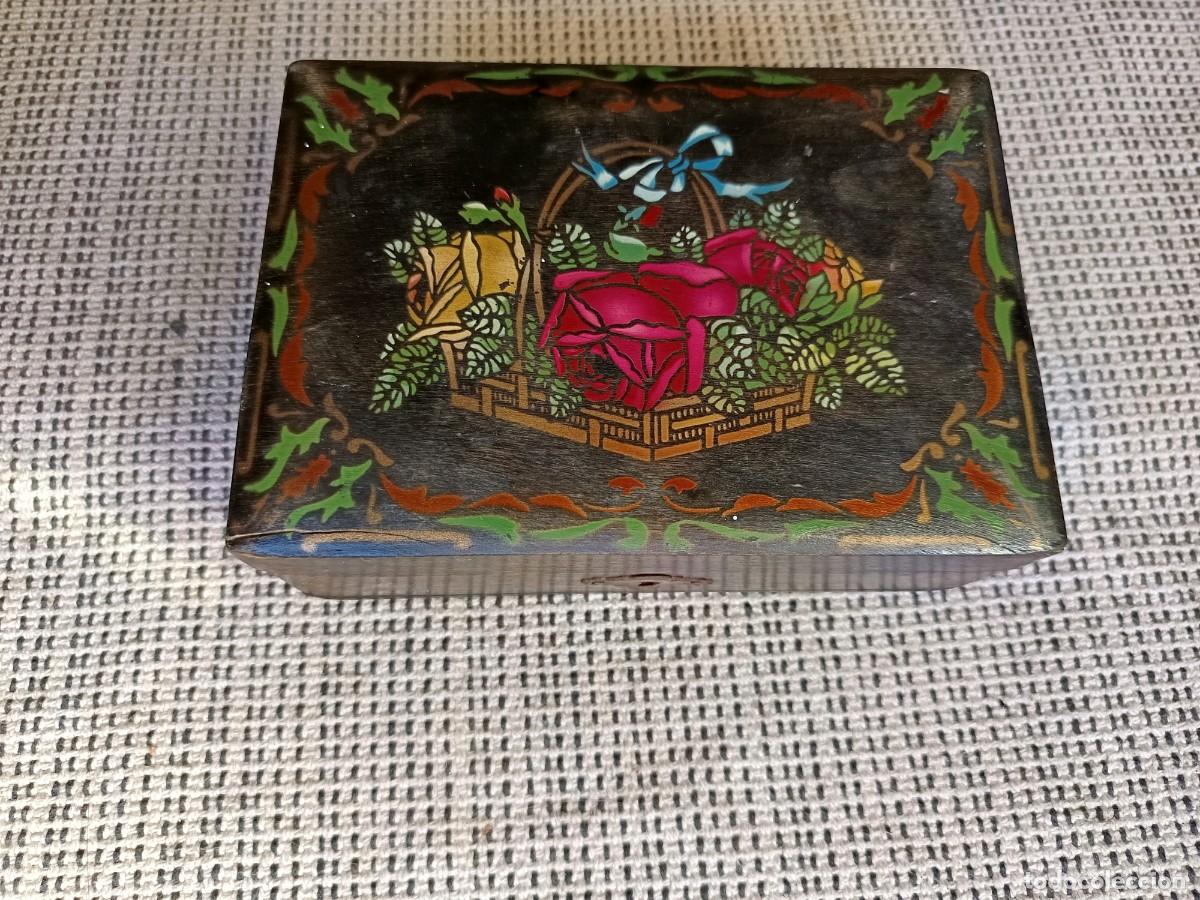 Antig&uuml;edades: Muy antigua caja-joyero de madera con dibujos florales y espejo.