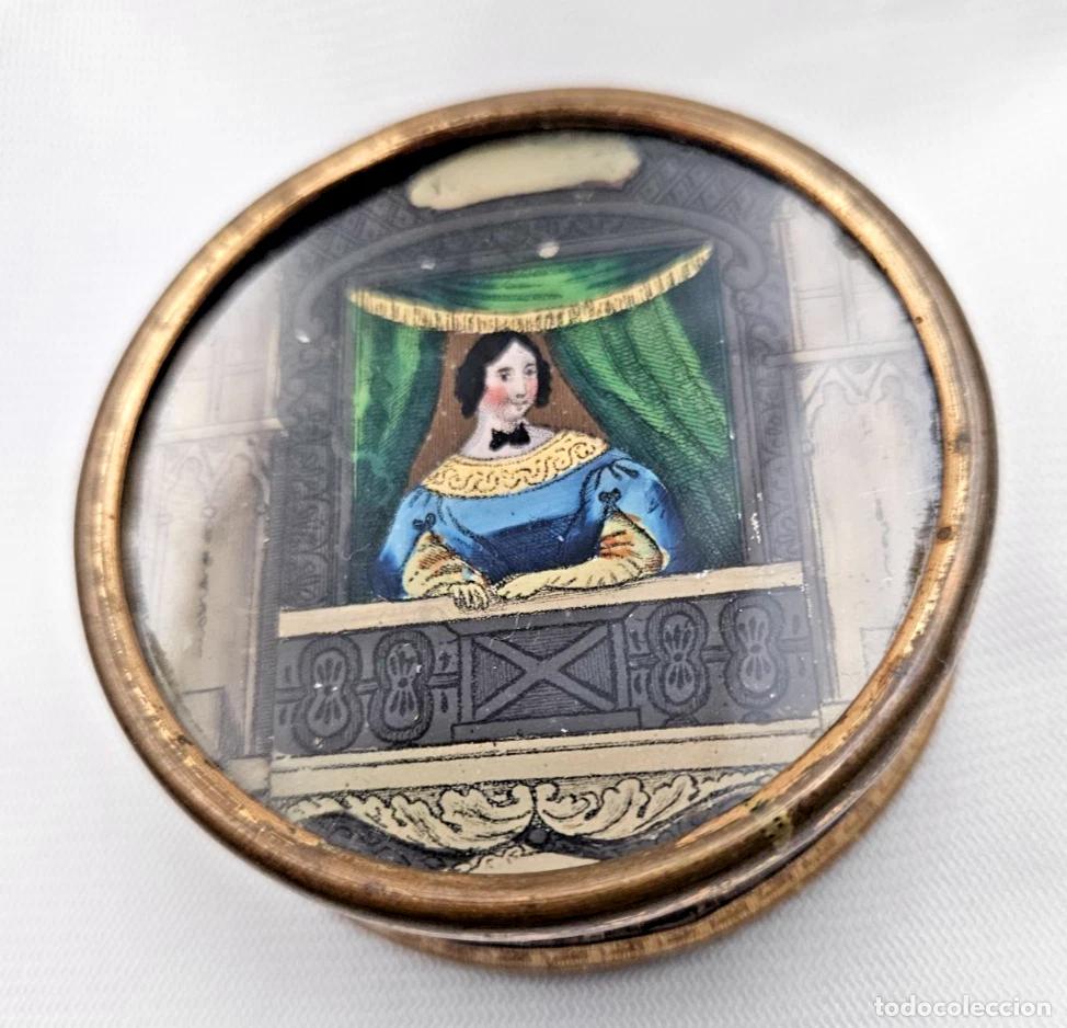 Antig&uuml;edades: XIX SIECLE BOITE A DELICES PEINTURE FIXEE SOUS VERRE DAME AU BALCON
