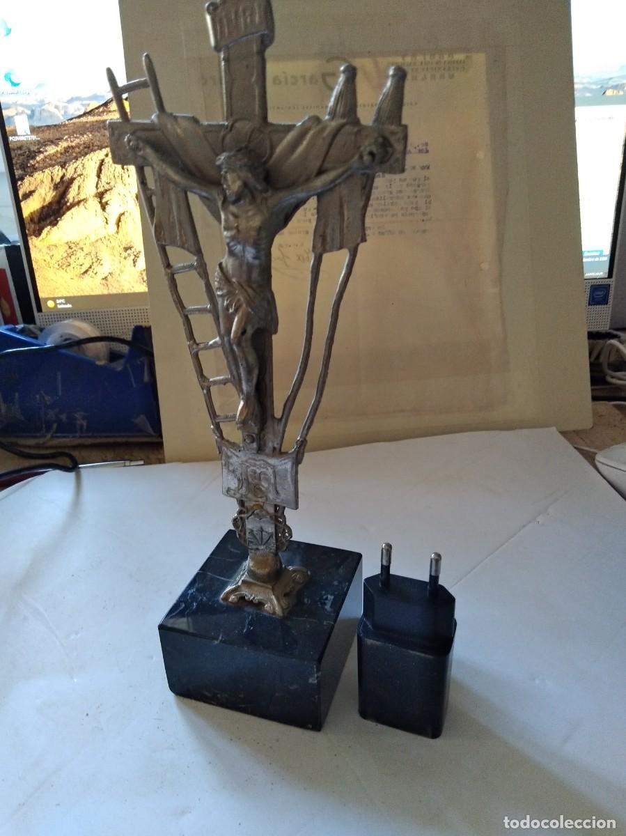Antig&uuml;edades: CRUCIFIJO DE 30 CM CON ESCALERA DE JACOB Y BABASE DE MARMO NEGRO