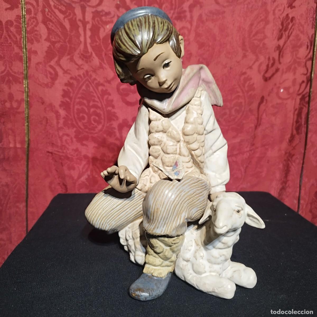 Antig&uuml;edades: FIGURA GRES LLADRO - PASTOR PASTORCITO CON MARIPOSA - ESCULTOR SALVADOR DEBON - 1991 - DESCATALOGADA
