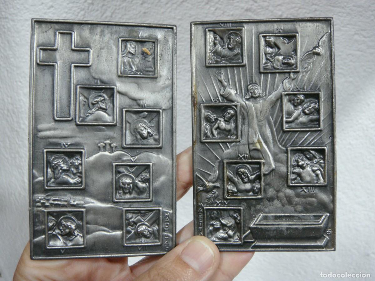 Antig&uuml;edades: V&iacute;a Crucis de bolsillo &middot; 14 estaciones en relieve &middot; Metal plateado &middot; ca. 1960&ndash;1980
