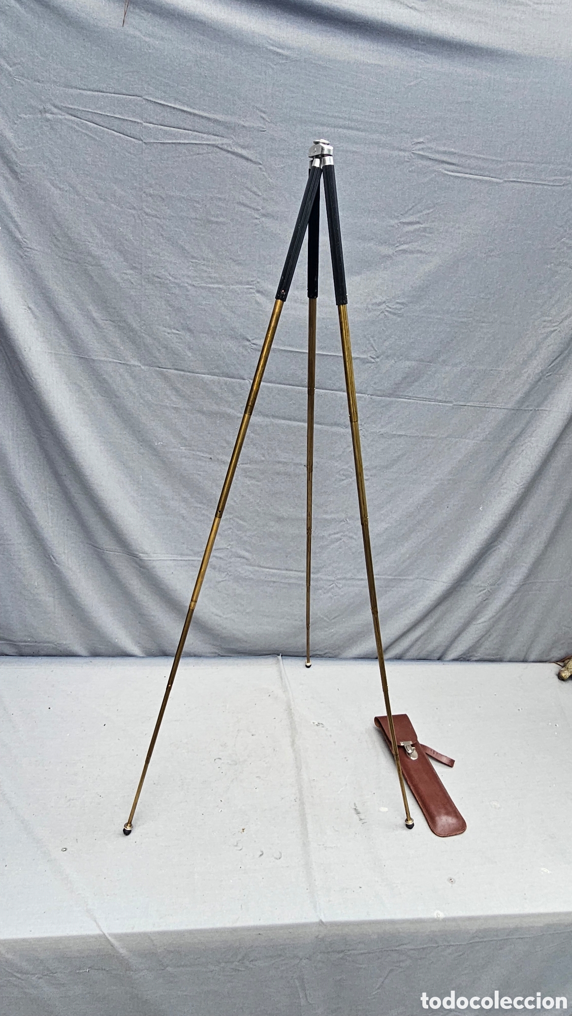 Antig&uuml;edades: tr&iacute;pode de lat&oacute;n y aluminio de bolsillo vintage con funda de cuero