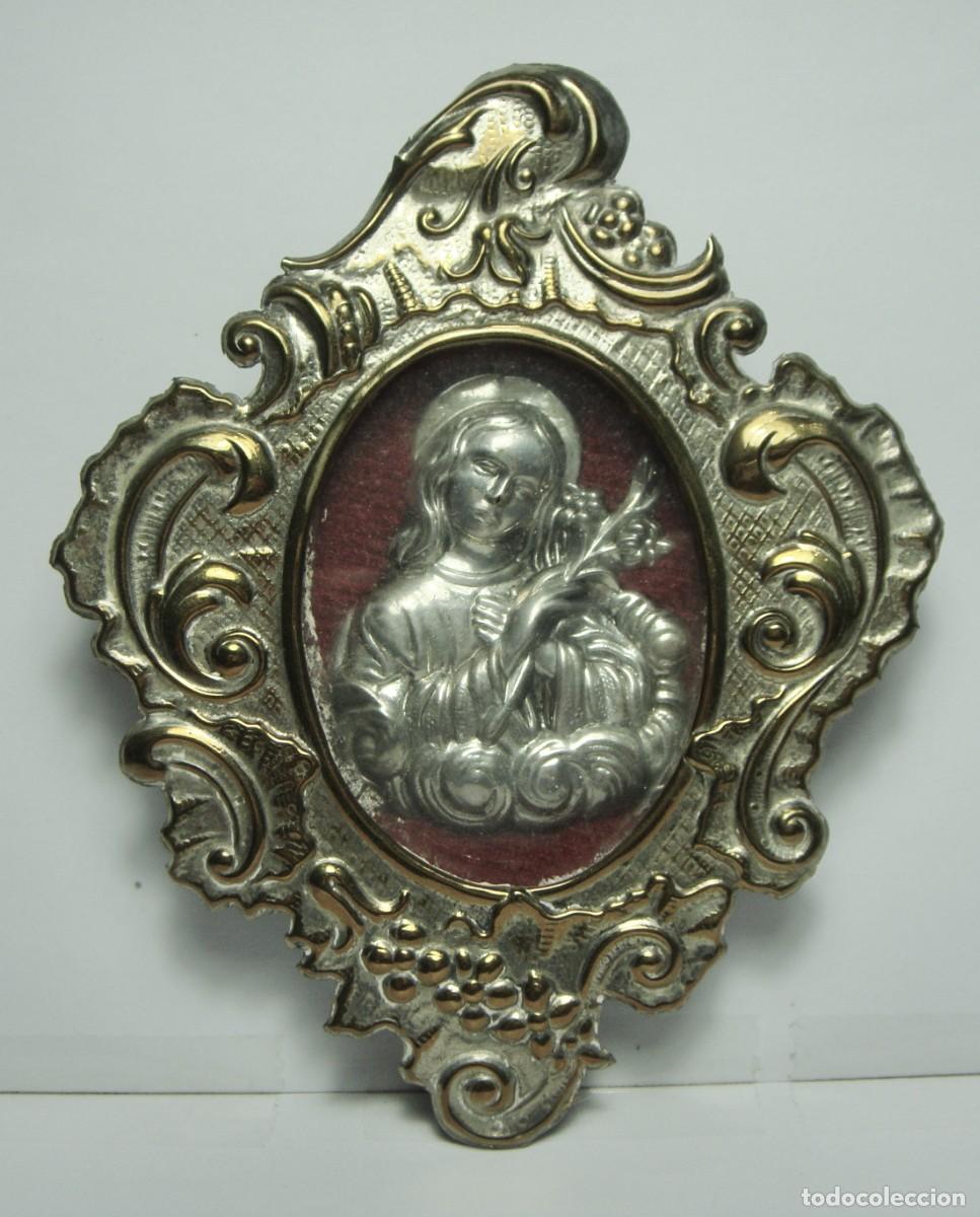 Antig&uuml;edades: Vitrina relicario devocional de pared &middot; Santa con lirio &middot; Metal plateado y dorado &middot; ca. 1950&ndash;1970