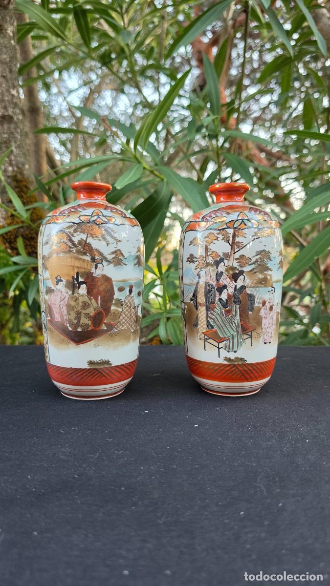 Antig&uuml;edades: Par de Jarrones Japoneses Antiguos Kutani en Rojo Hierro y Oro Pintados a Mano &Eacute;poca Taisho (c. 1920