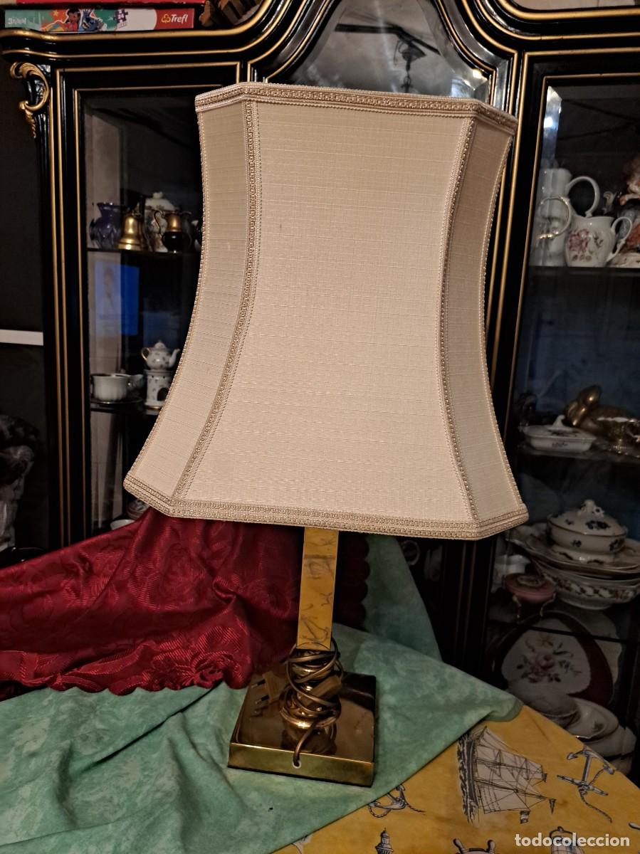 Antig&uuml;edades: Preciosa lampara de sobremesa de lat&oacute;n y pantalla de tejido con pasamaneria.