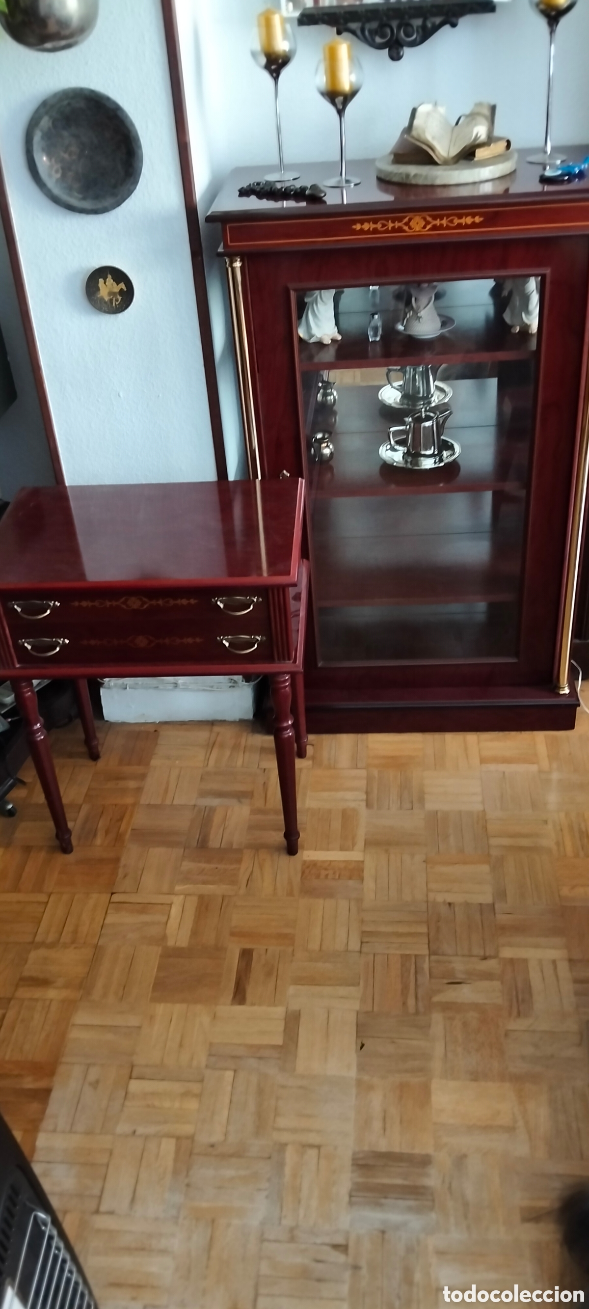 Antig&uuml;edades: VITRINA Y MESA PARA VAJILLA Y CUBERTER&Iacute;A.