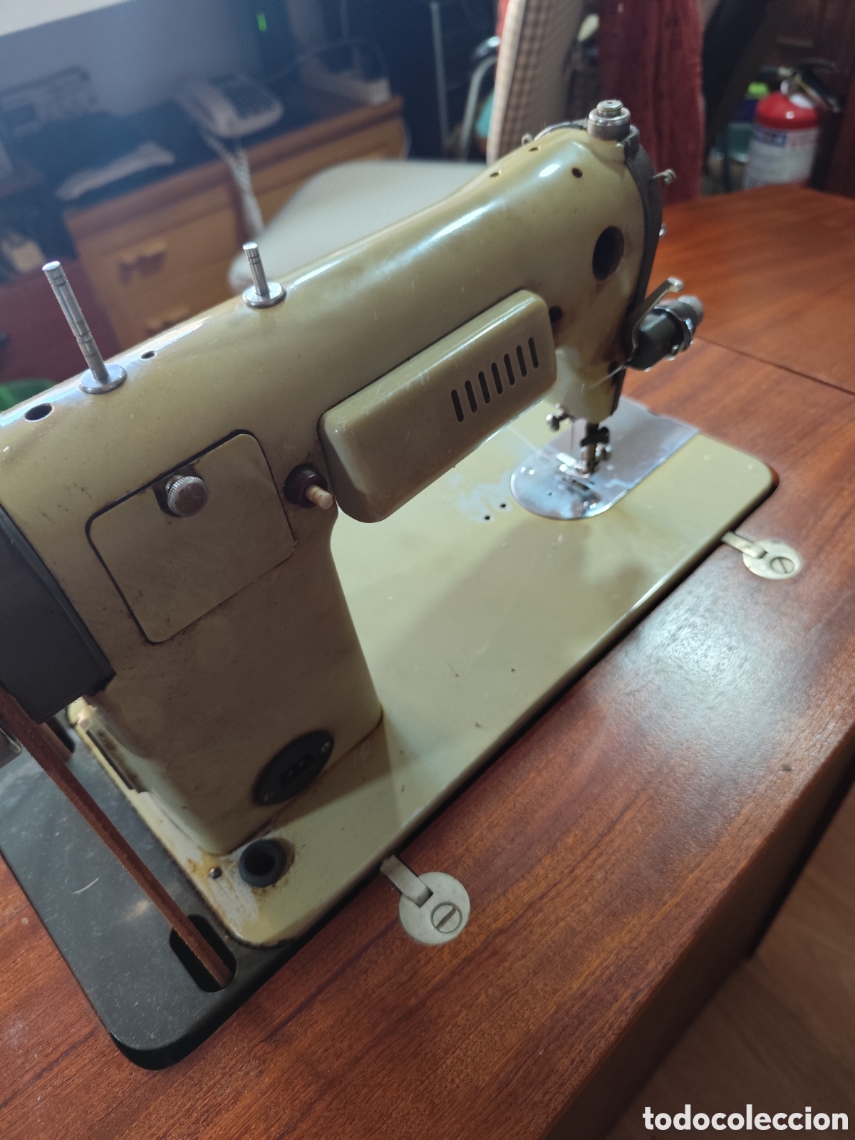 Antig&uuml;edades: ANTIGUA M&Aacute;QUINA DE COSER ALFA