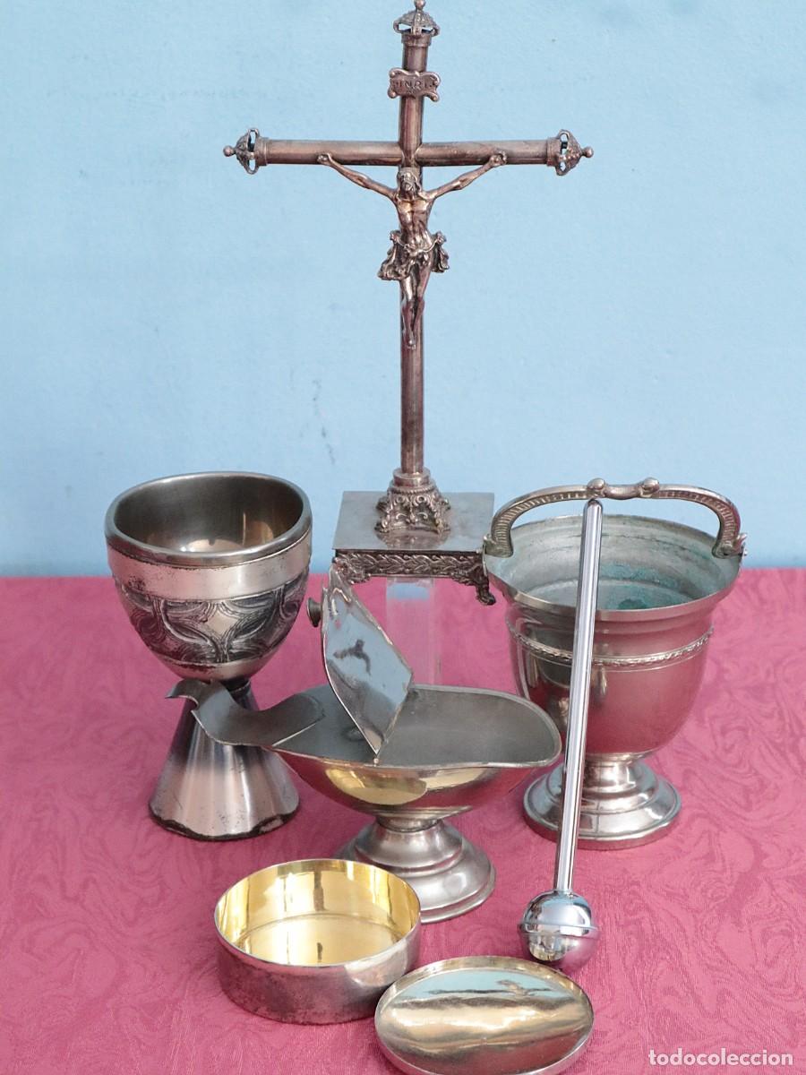 Antig&uuml;edades: Antiguo conjunto de art&iacute;culos lit&uacute;rgicos elaborados en metal plateado y dorado.