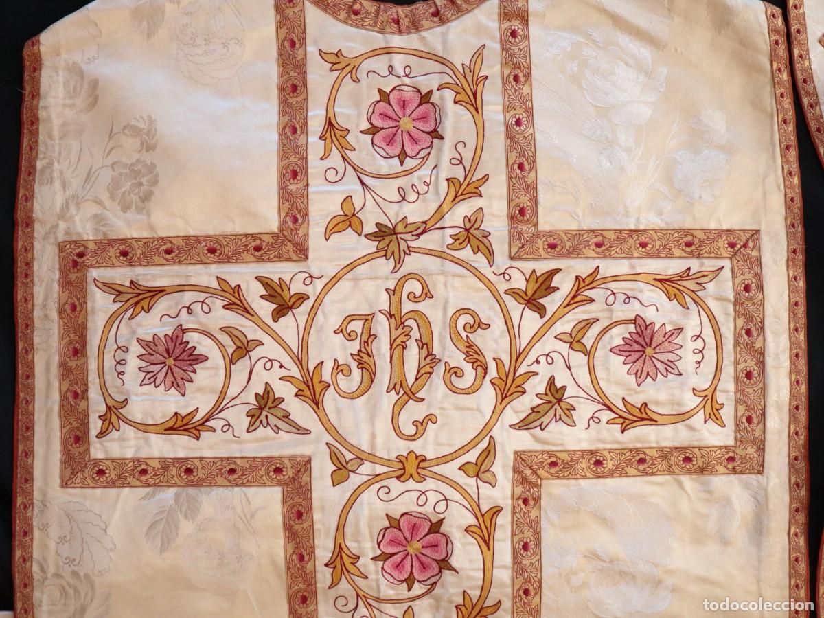 Antig&uuml;edades: Casulla y complementos confeccionados en seda bordada. Pps. S. XX. - Foto 16